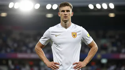 Pascal Struijk joins Brighton in £18m deal to fill defensive void